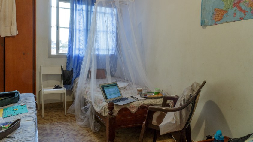 Voici ma chambre à la maison et mon coin bureau installé sur le bout du lit.  :-)