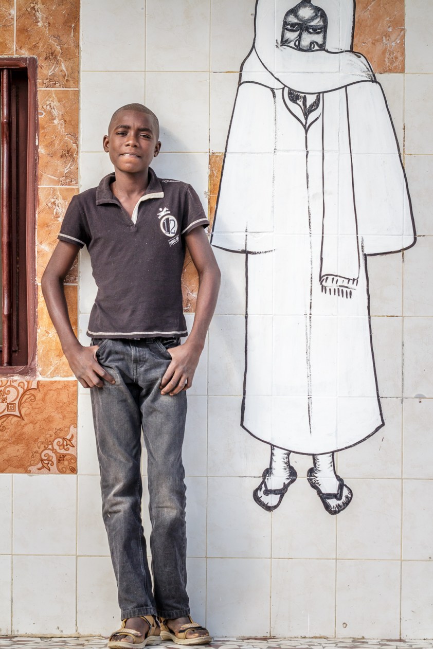 En congé aujourd'hui.  Babacar, en vacances dans la famille, me sert de guide pour sillonner le quartier Leona.