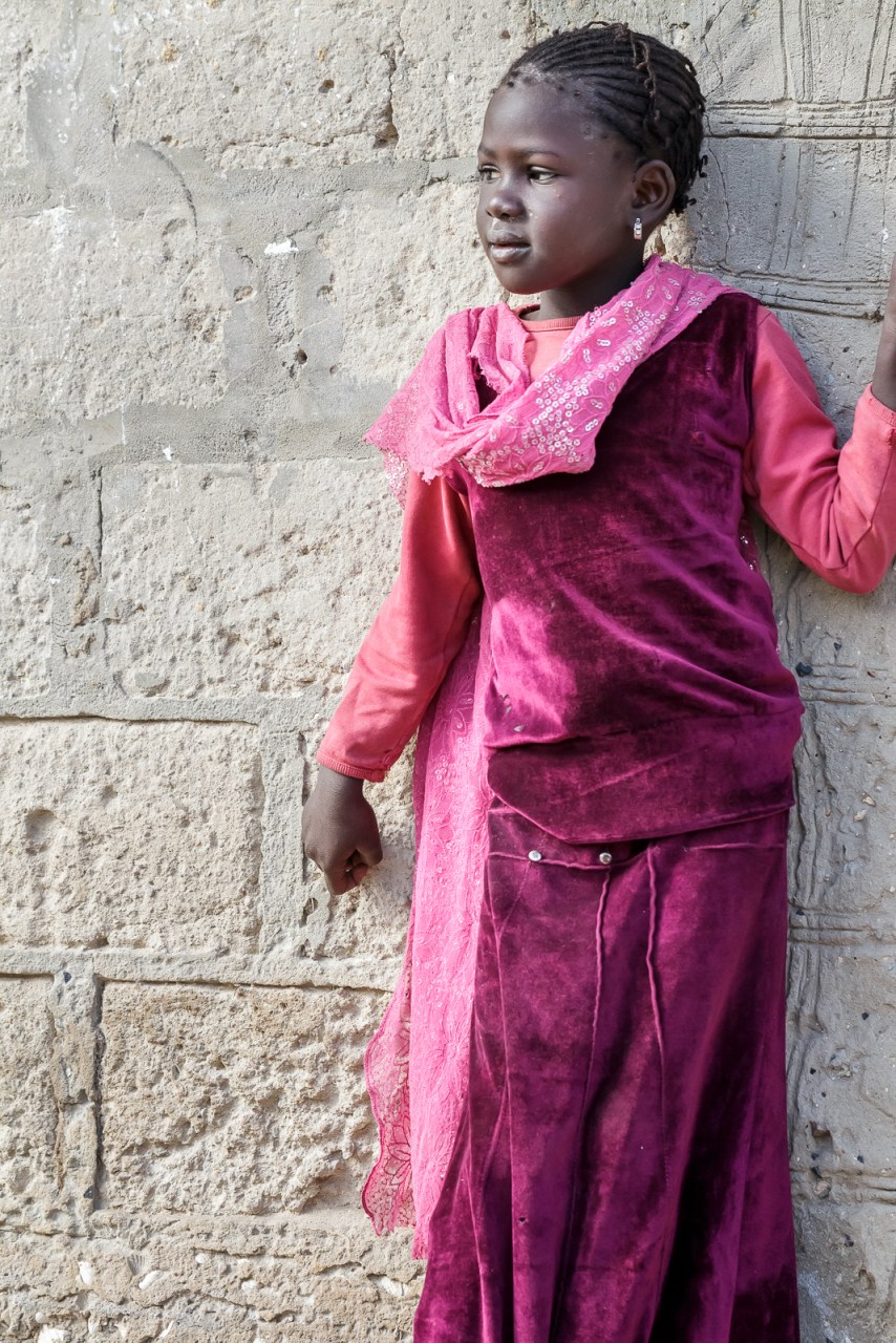 Babacar explique à la fillette que je souhaite la prendre en photo... inquiète, elle semble chercher sa mère du regard.