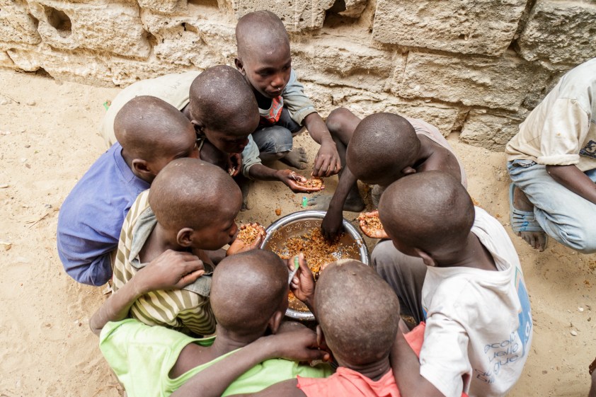 Ces gamins qui ont l'air bien sage le sont que pour la photo.  Ils ont bien rigolé en tentant de me convaincre de manger avec eux... La prochaine fois, d'accord?