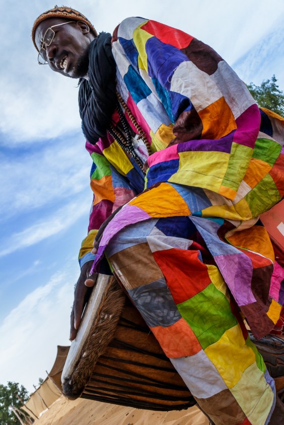 Vers 15h, cocktail de bienvenue au campement. Babacar nous fait une petite chansonnette accompagné d'un tam-tam.