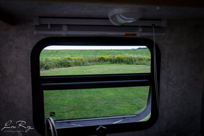 Côté auvent et table à pique-nique, accès sur le champ, pas de voisin! 